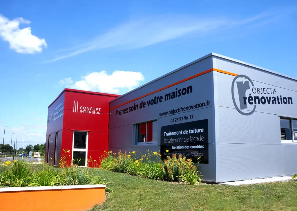 Bâtiment et véhicules d'Objectif Rénovation à La Boissière-des-Landes